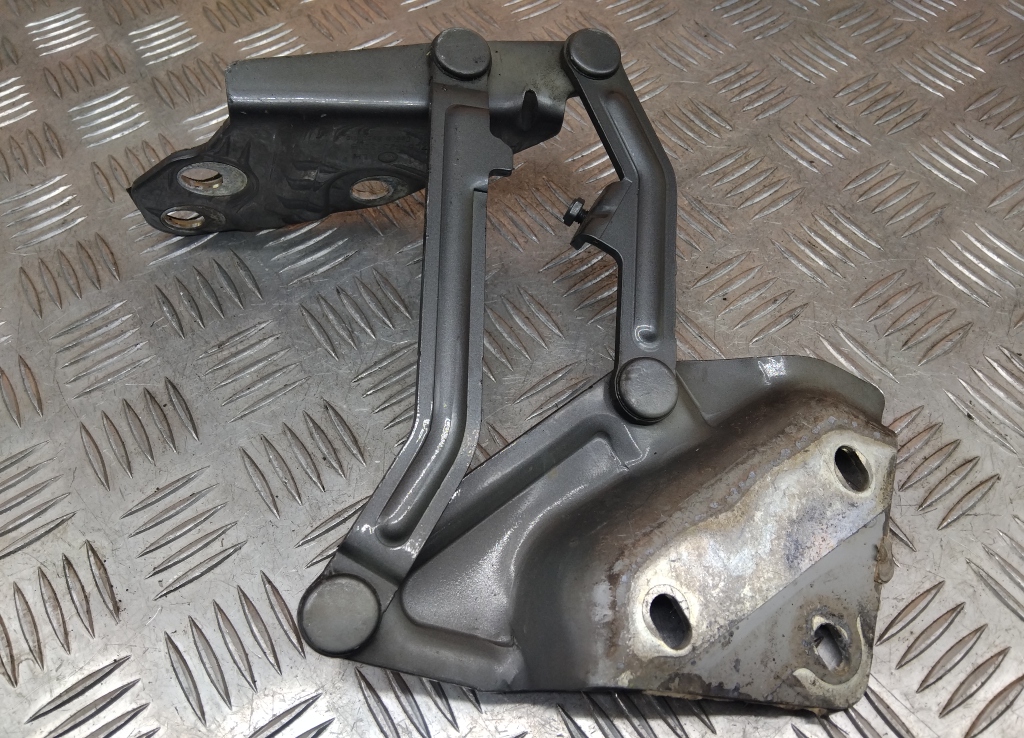 Петля капота левая