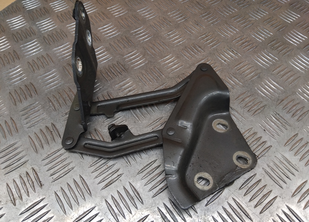 Петля капота левая