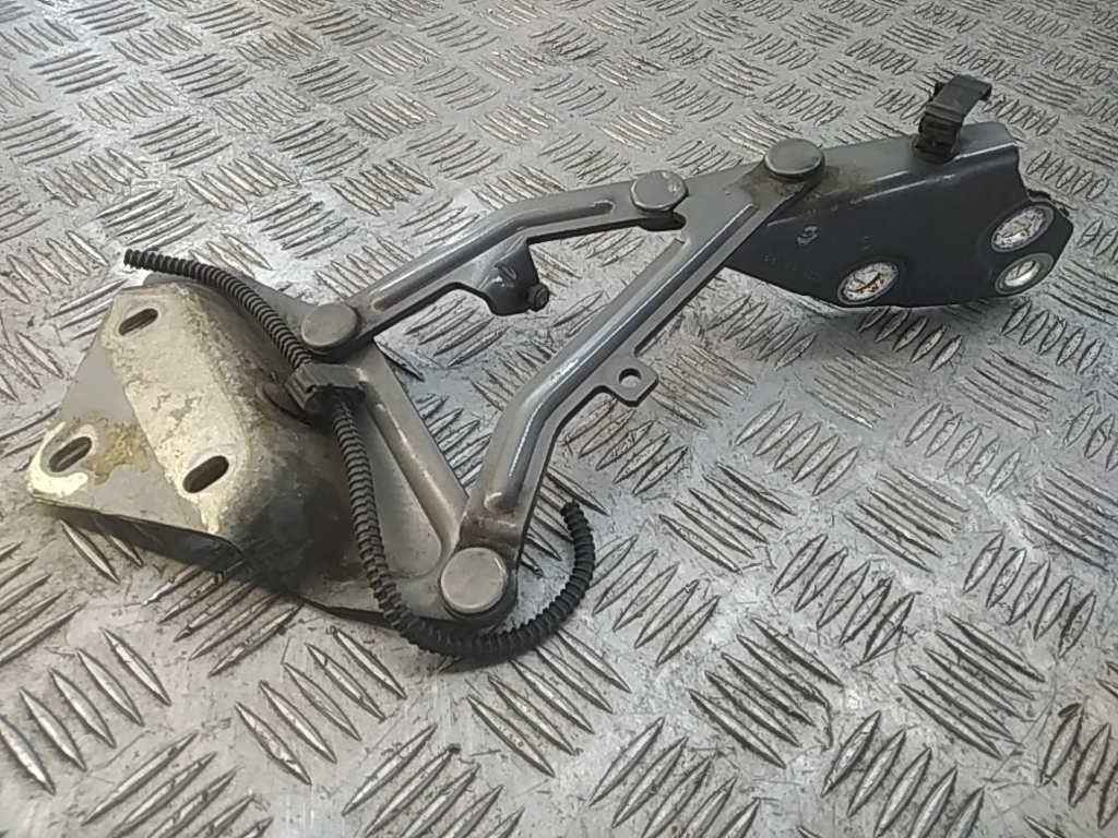 Петля капота правая