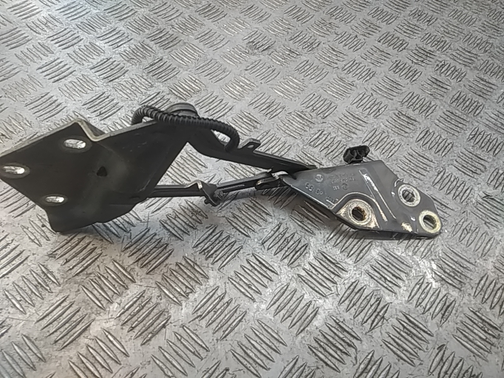 Петля капота правая