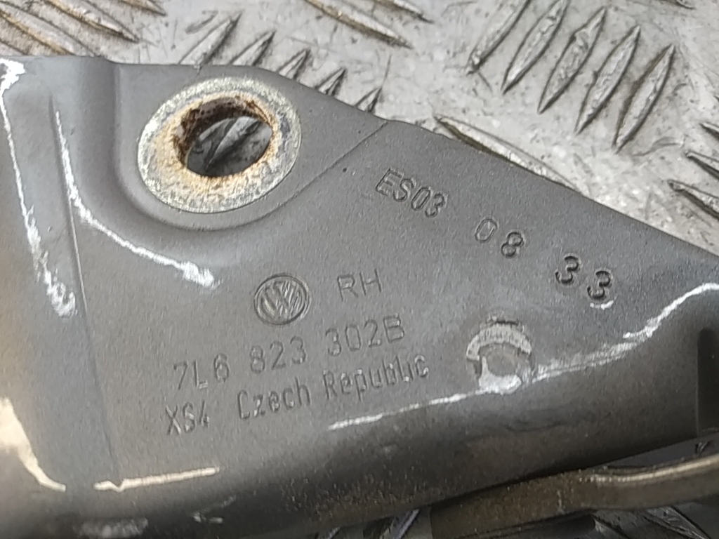 Петля капота правая