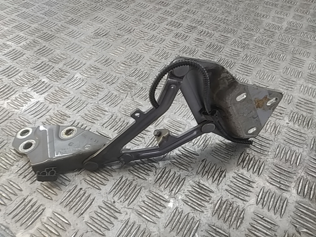 Петля капота правая