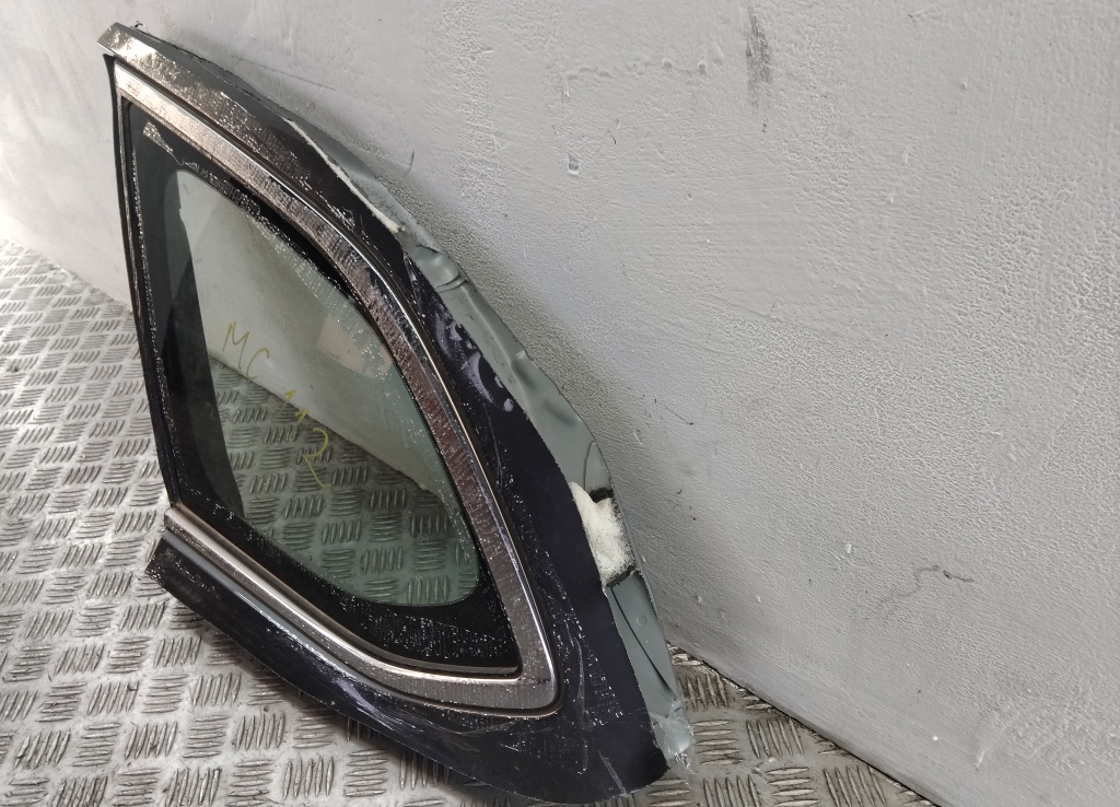 Стекло кузовное глухое левое