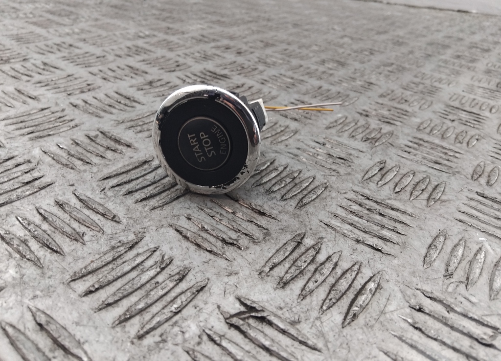 Кнопка запуска двигателя