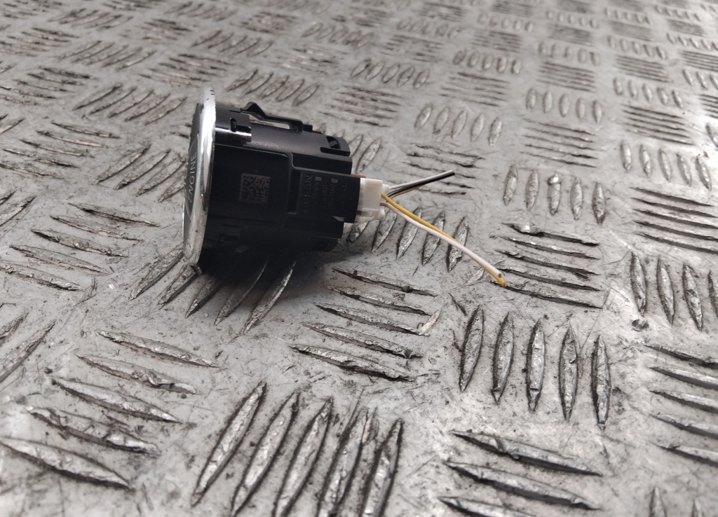 Кнопка запуска двигателя