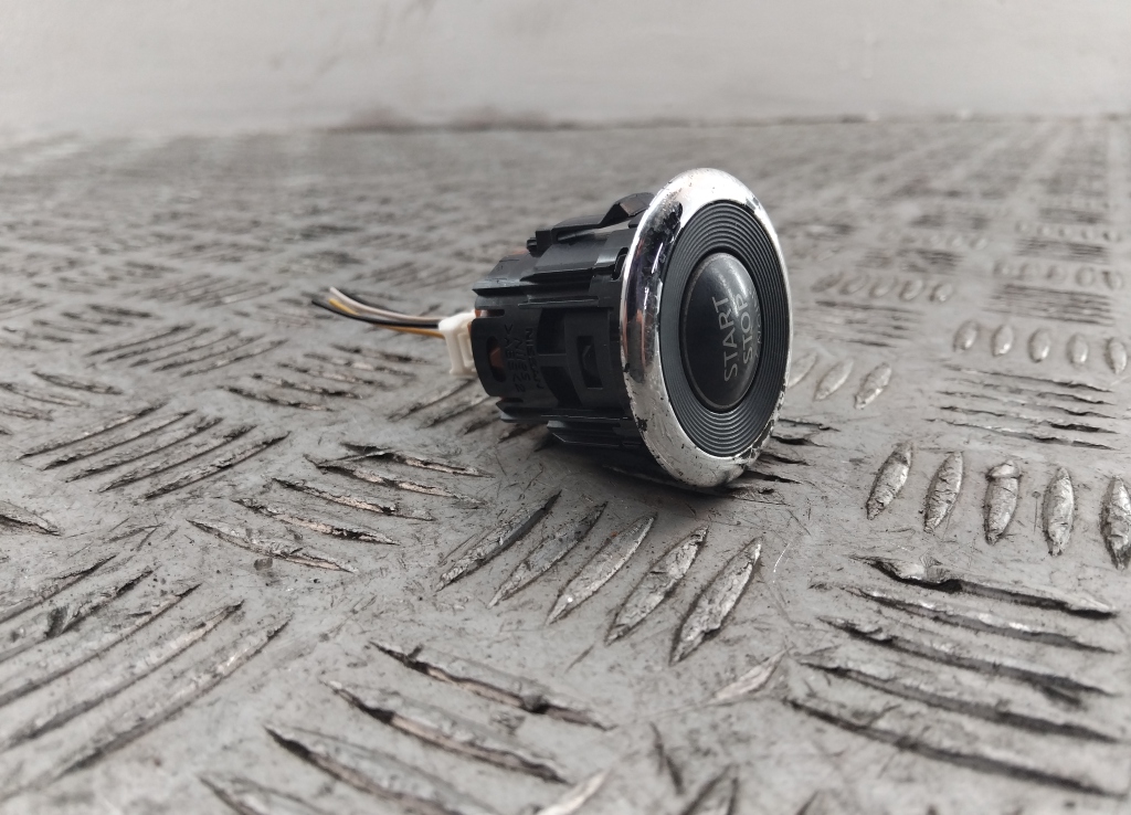 Кнопка запуска двигателя