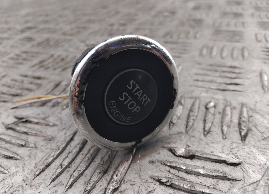 Кнопка запуска двигателя