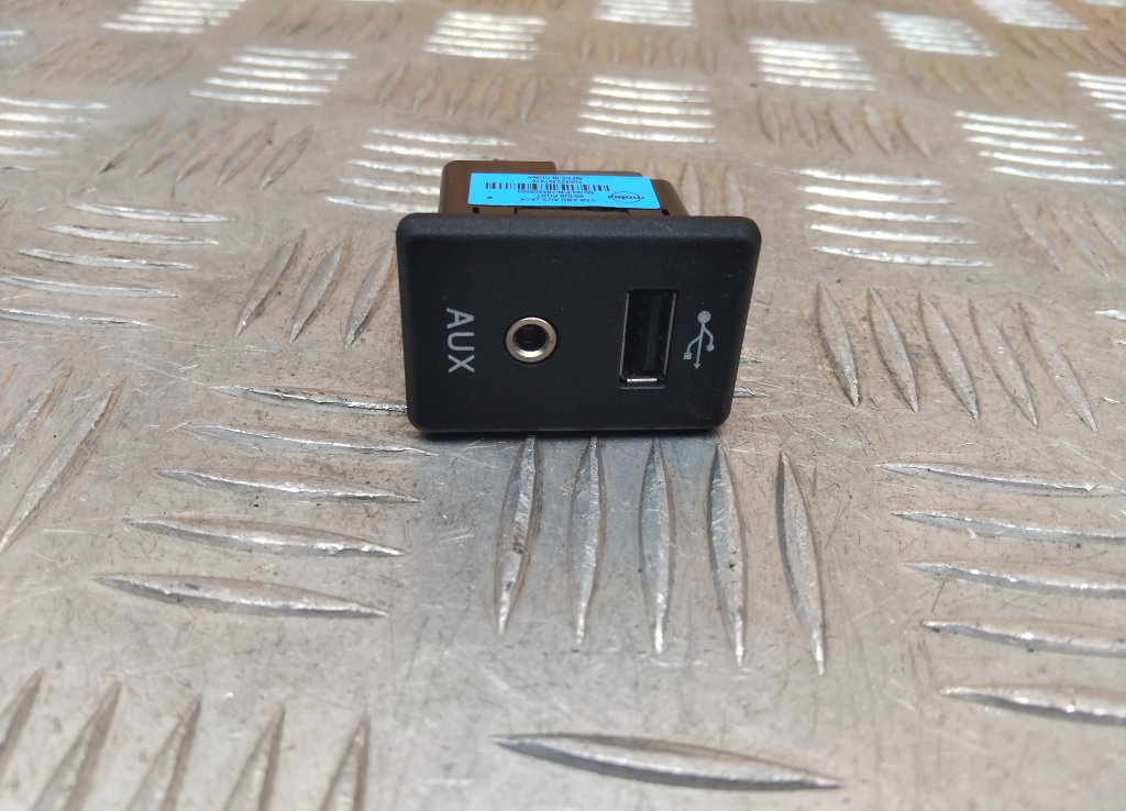 Гнездо AUX / USB IN