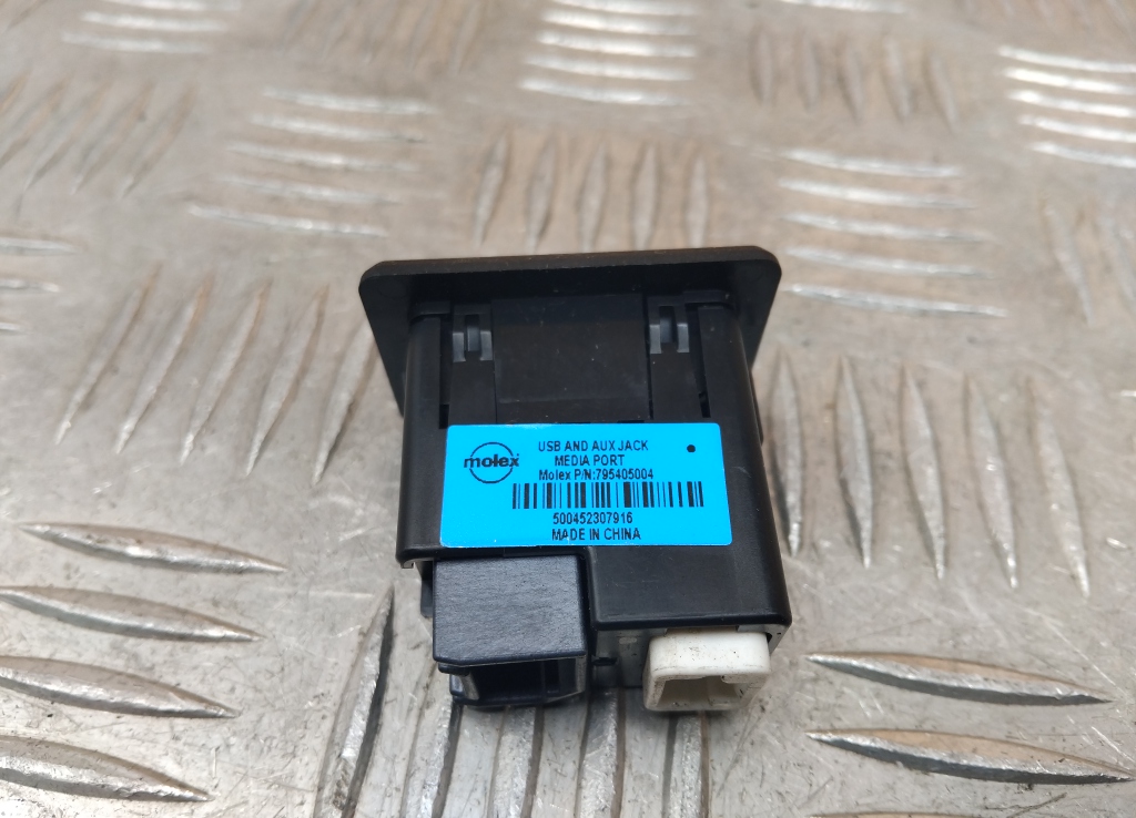 Гнездо AUX / USB IN