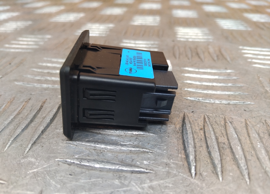 Гнездо AUX / USB IN