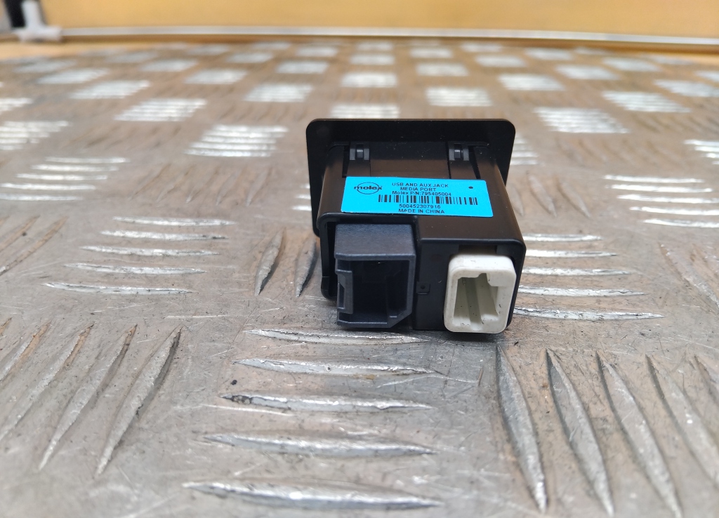 Гнездо AUX / USB IN