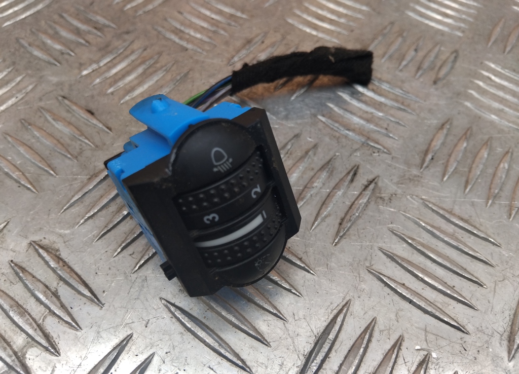 Кнопка корректора фар