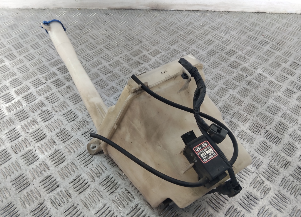 Бачок омывателя лобового стекла