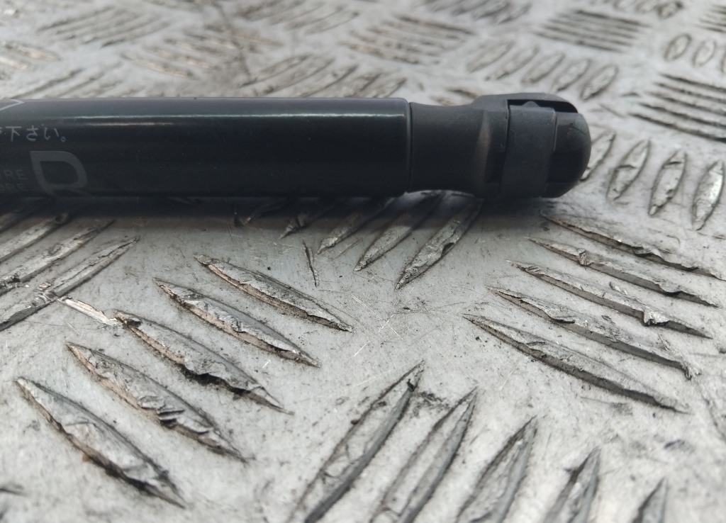 Амортизатор двери багажника