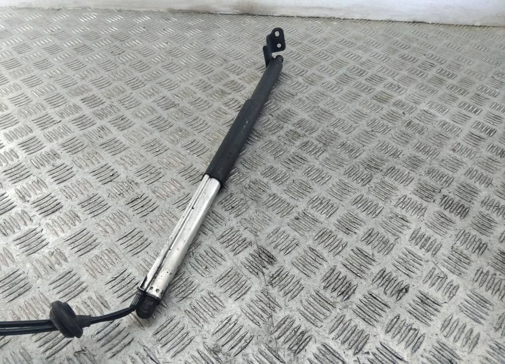 Амортизатор двери багажника