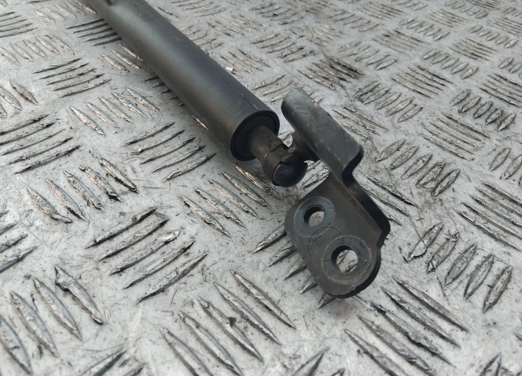 Амортизатор двери багажника