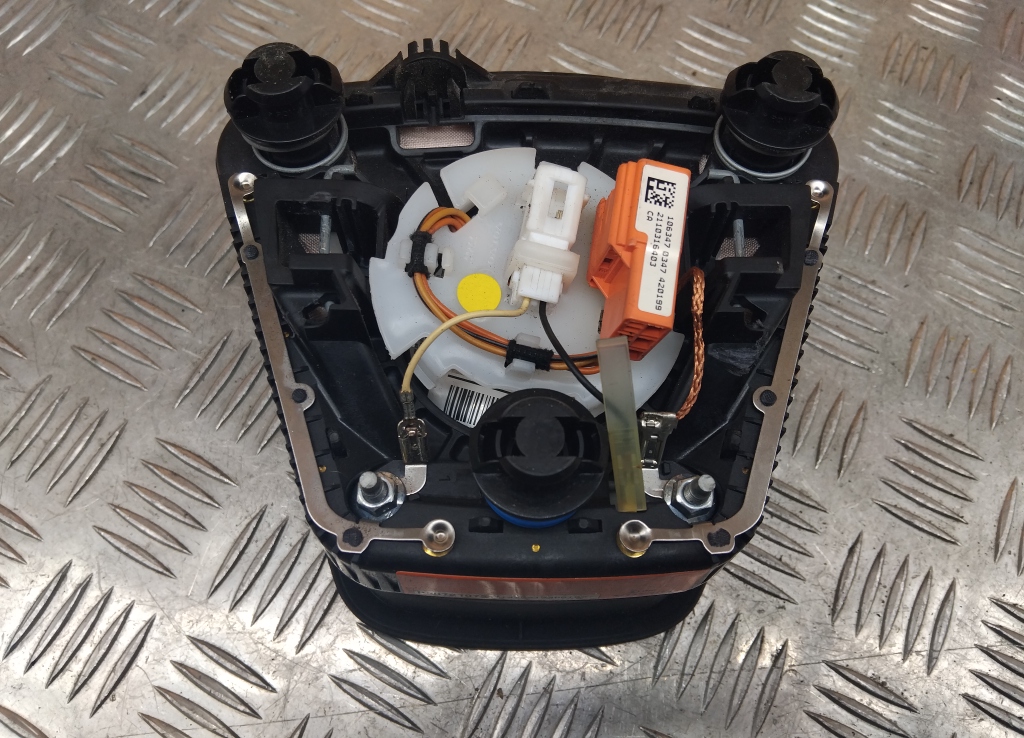 Подушка безопасности в рулевое колесо