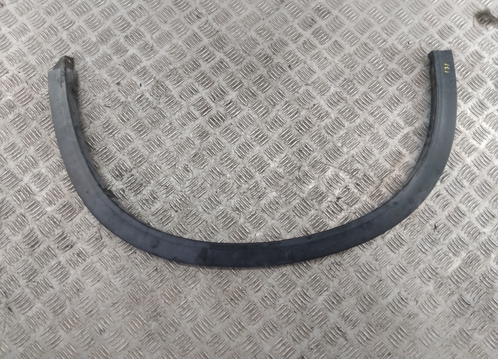 Накладка переднего крыла правого