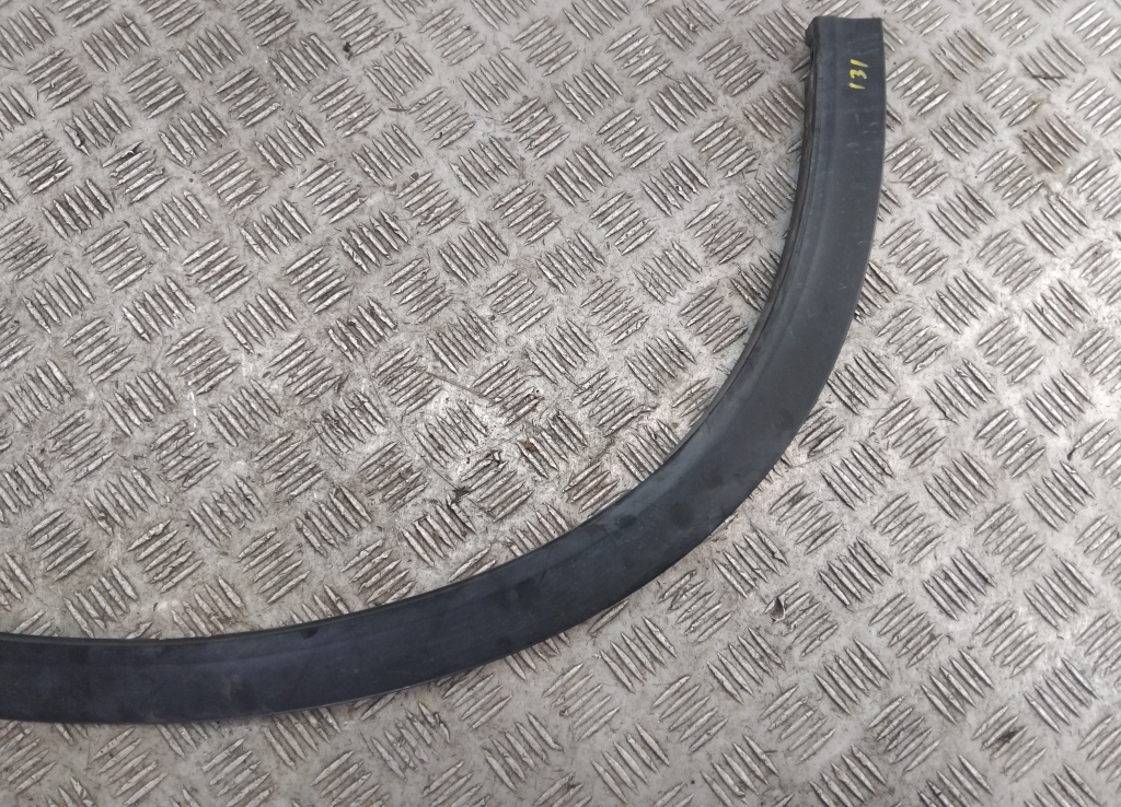 Накладка переднего крыла правого