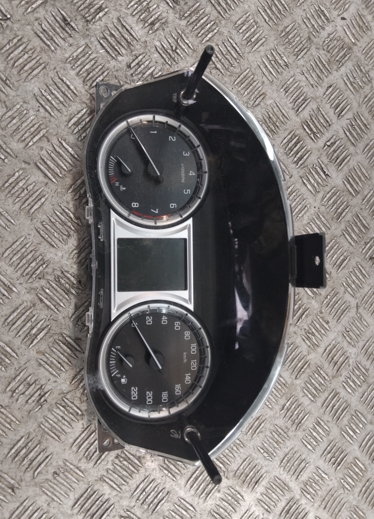 Панель приборов