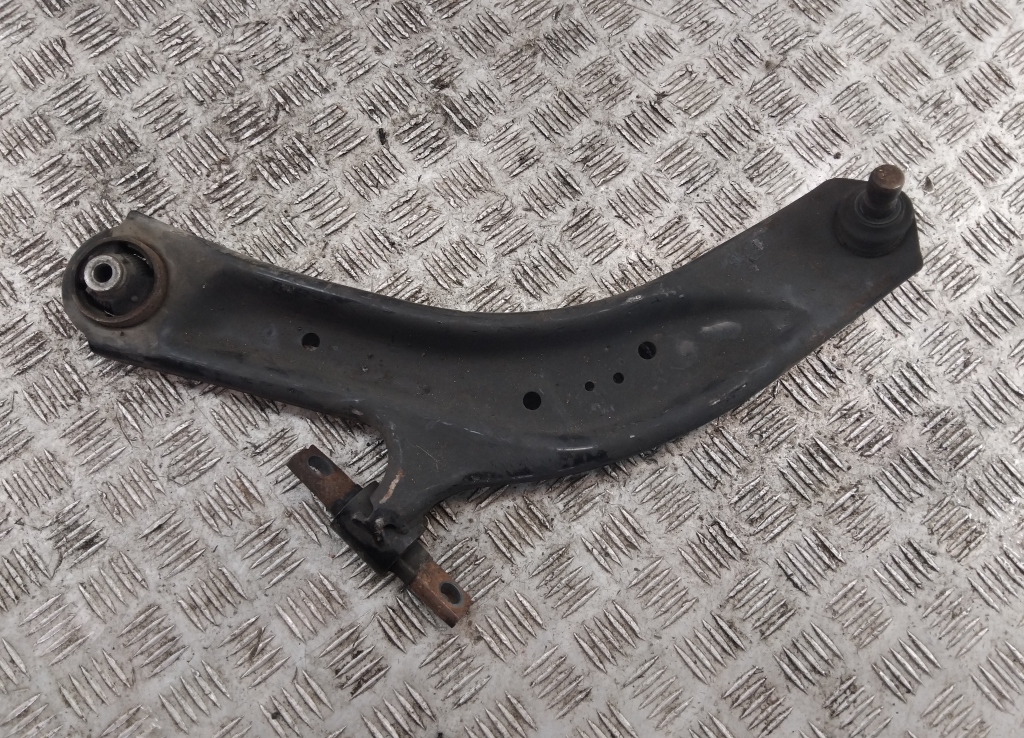 Рычаг передний левый