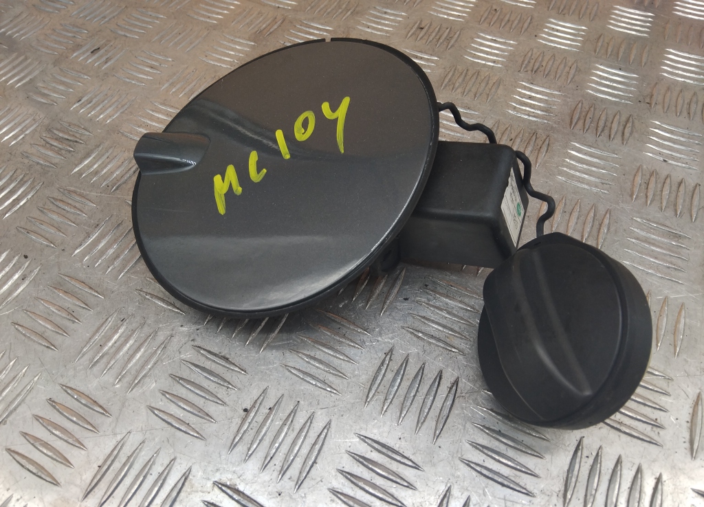 Лючок бензобака