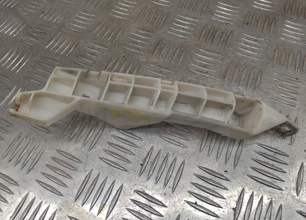 Направляющая переднего бампера левая