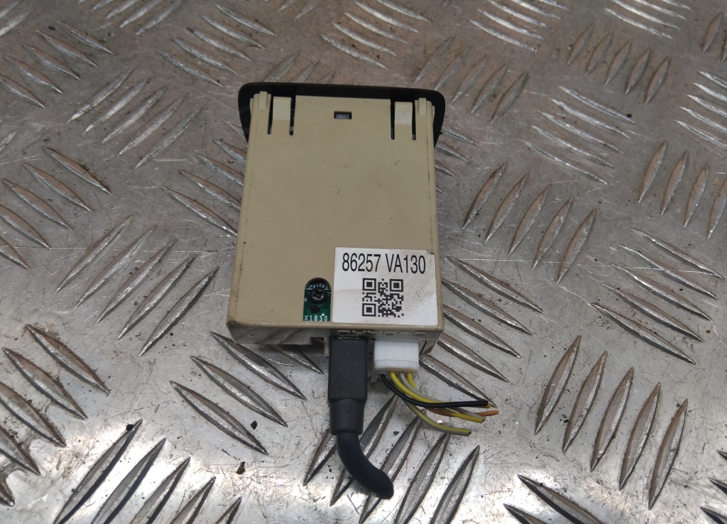 Гнездо AUX / USB IN