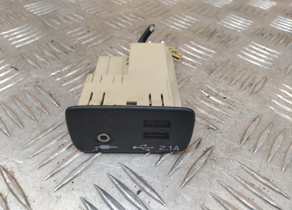 Гнездо AUX / USB IN