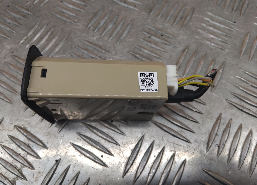 Гнездо AUX / USB IN