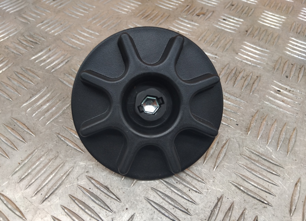 Болт крепления запасного колеса