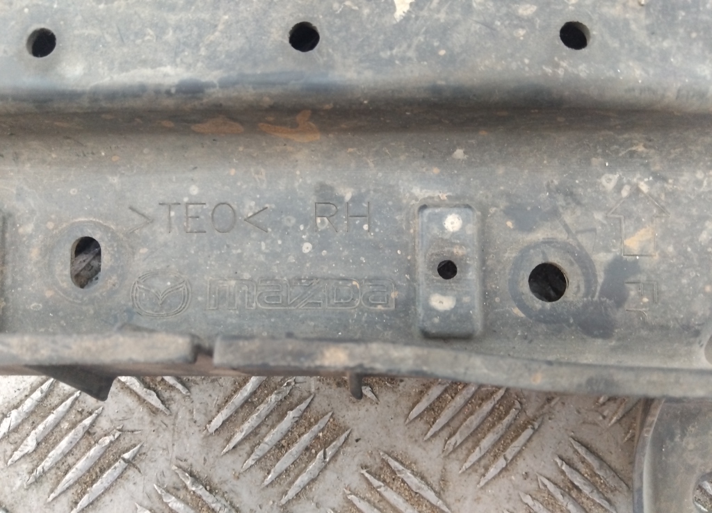 Пыльник переднего бампера