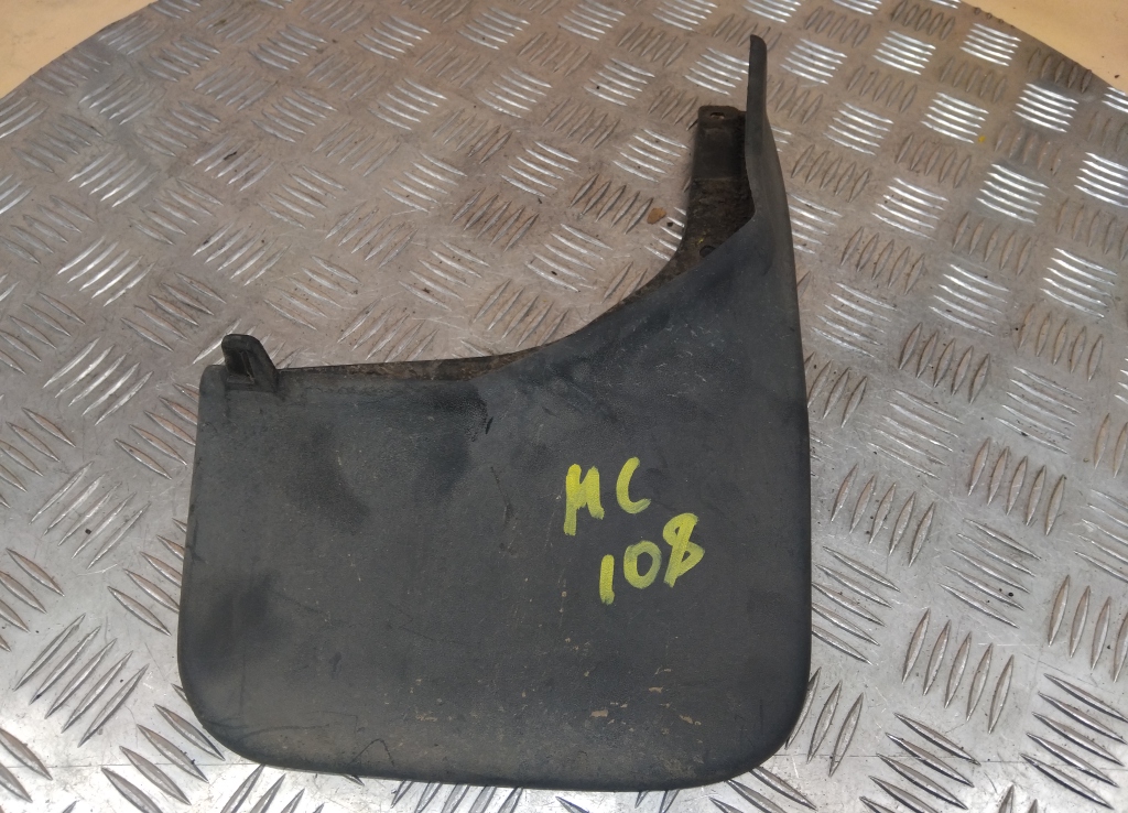 Брызговик передний правый