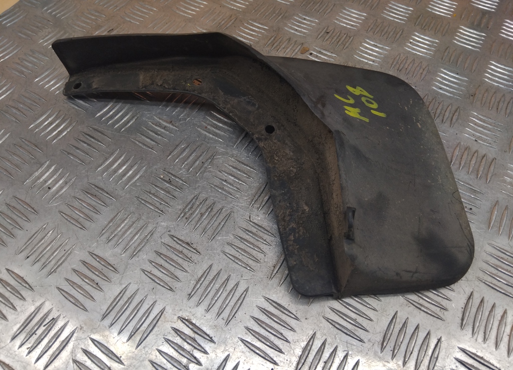 Брызговик передний правый