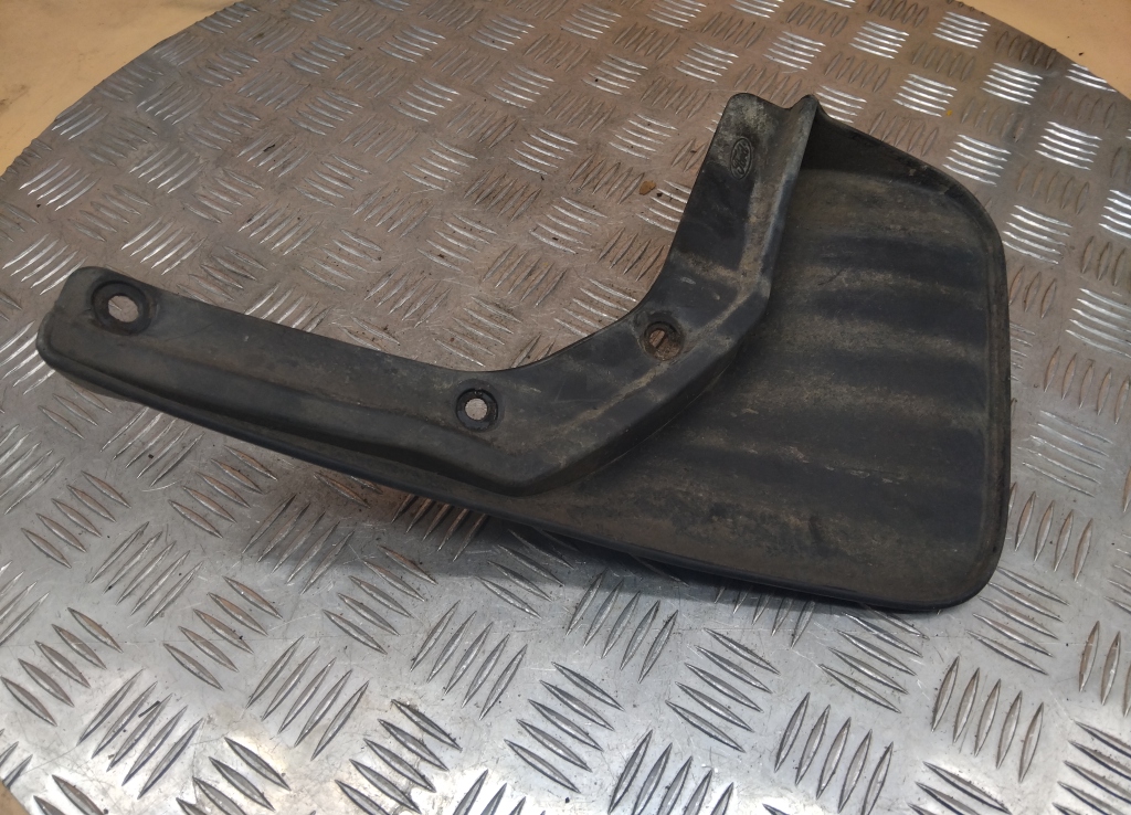 Брызговик передний правый