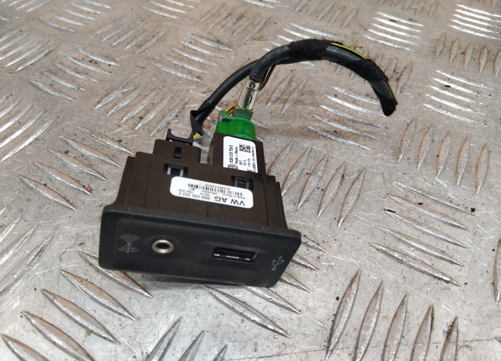 Гнездо AUX / USB IN