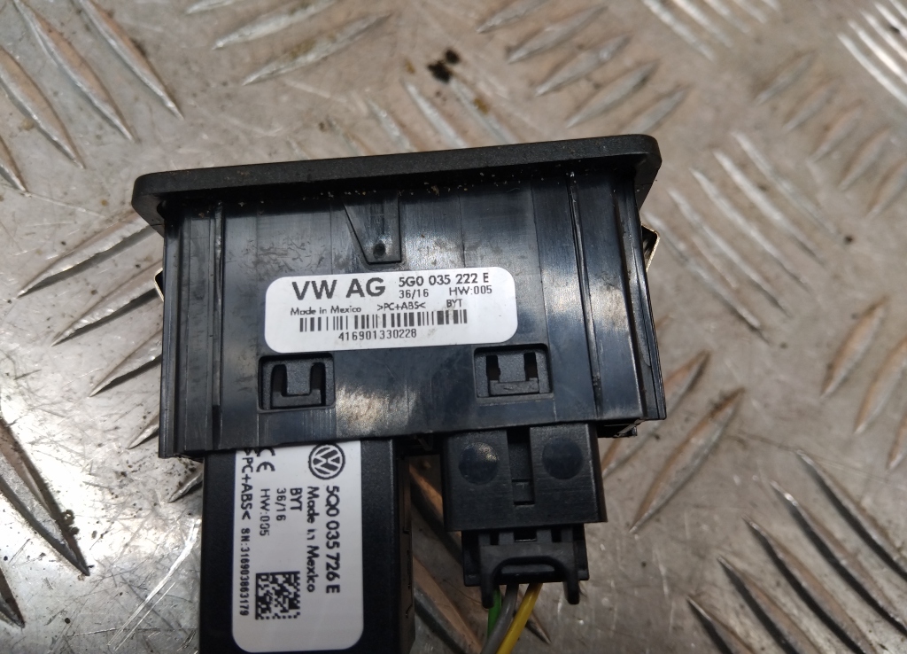 Гнездо AUX / USB IN