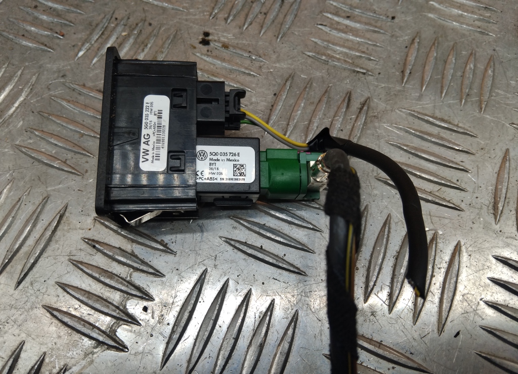 Гнездо AUX / USB IN