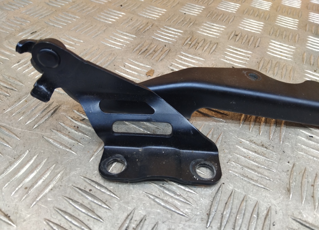 Петля капота правая