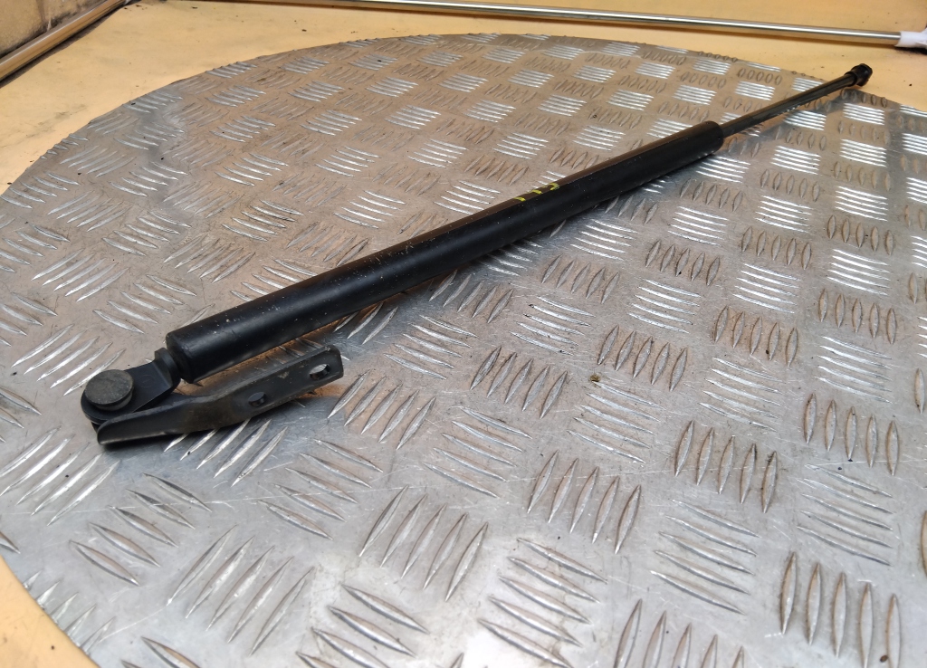 Амортизатор двери багажника