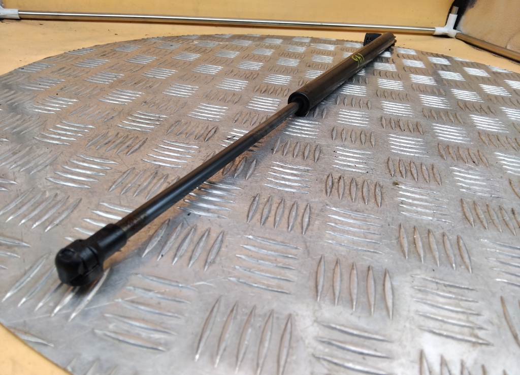 Амортизатор двери багажника