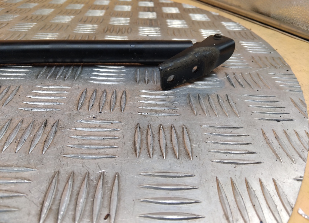 Амортизатор двери багажника