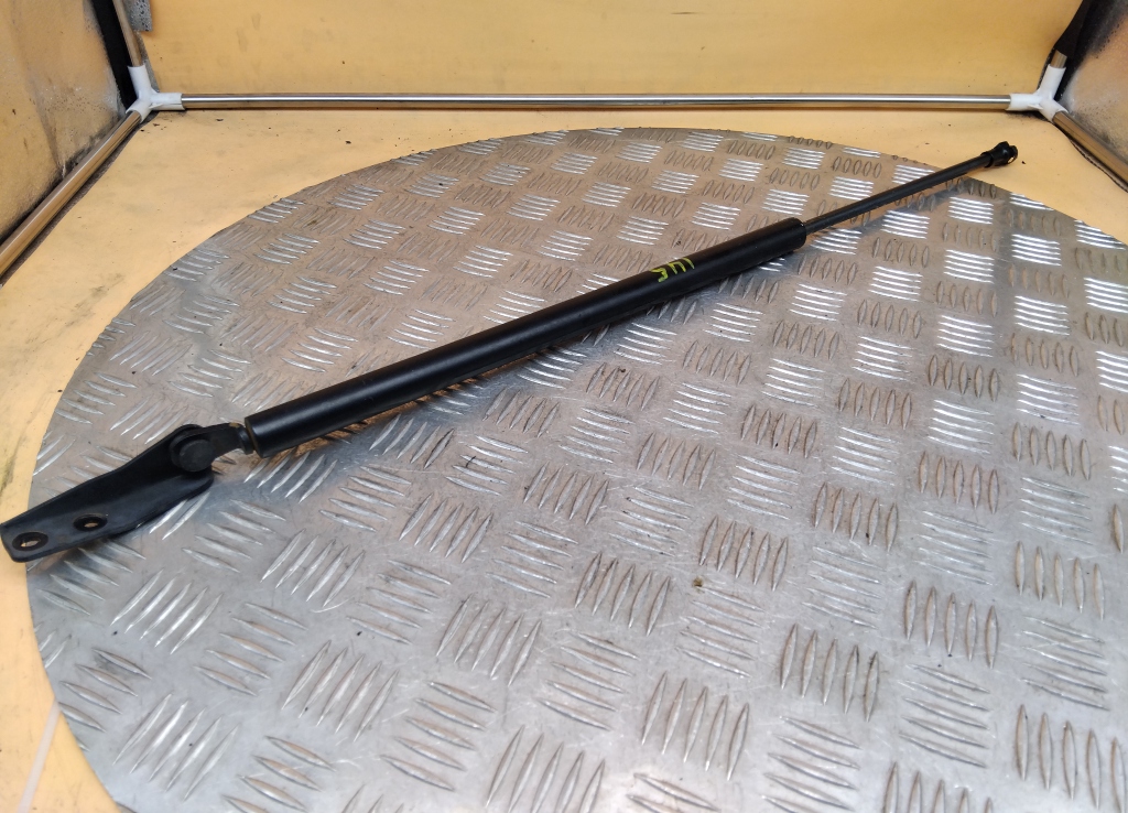 Амортизатор двери багажника