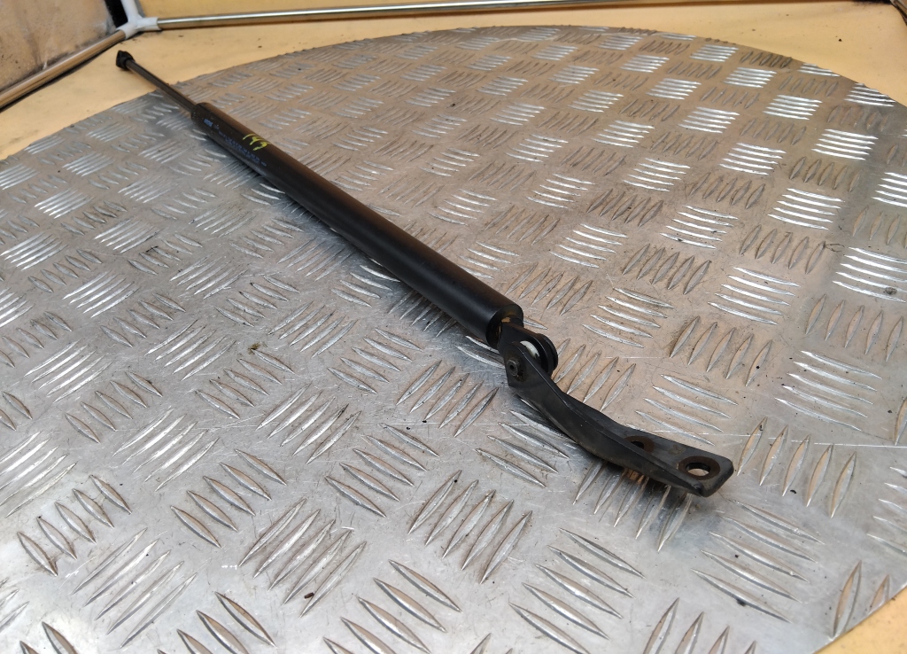 Амортизатор двери багажника