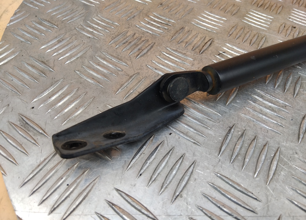 Амортизатор двери багажника