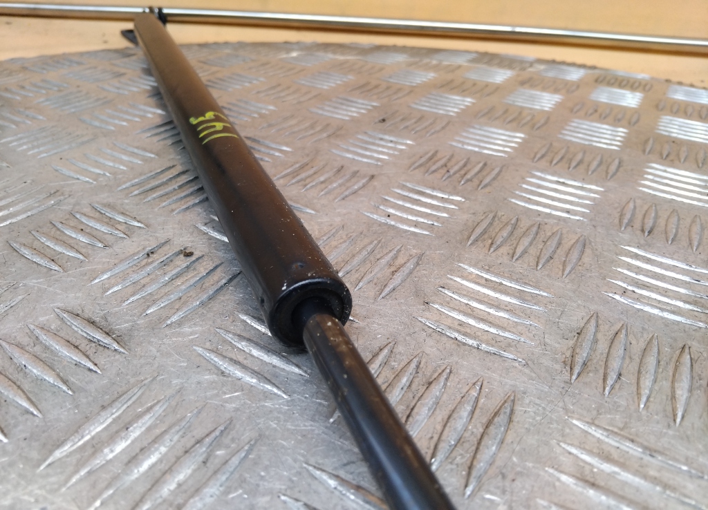 Амортизатор двери багажника