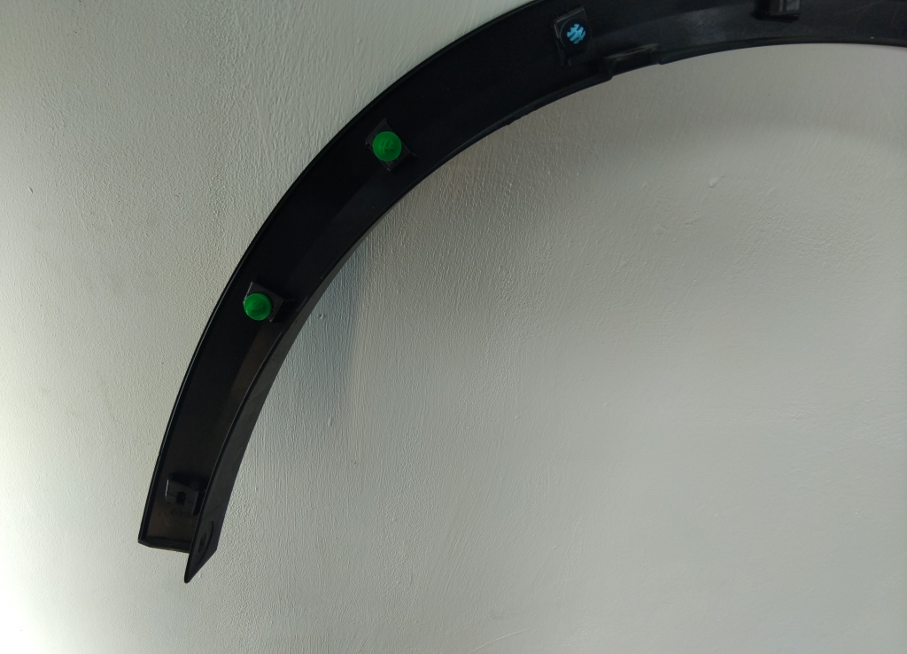 Накладка переднего крыла правого