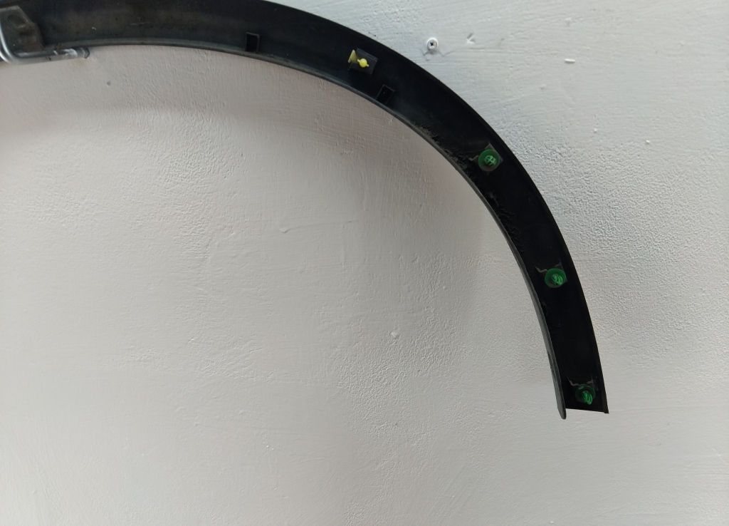 Накладка переднего крыла левого