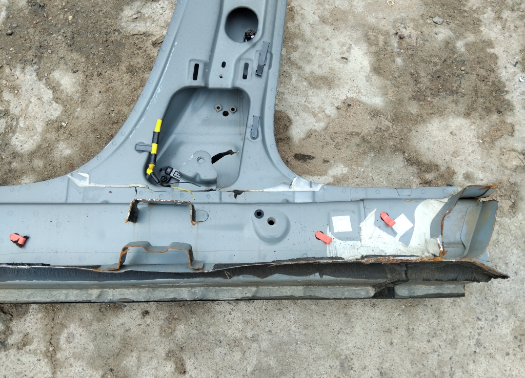 Порог со стойкой правый