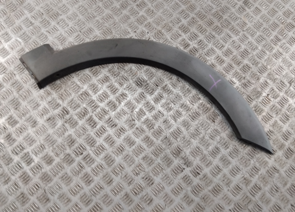 Накладка переднего крыла правого